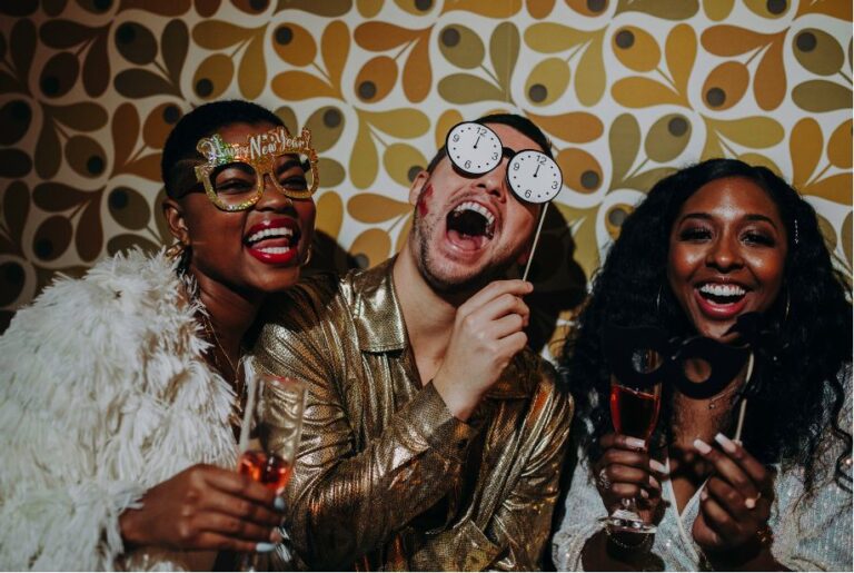 Collega's met grappige props op een feest
