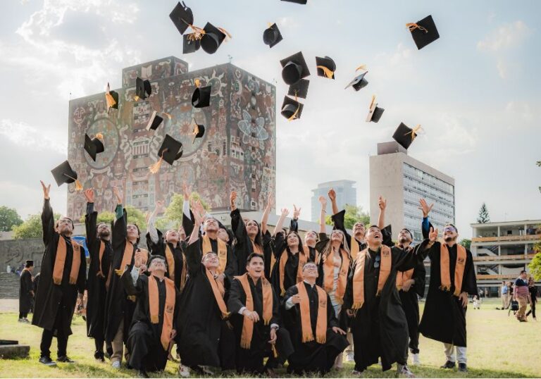 Studenten die hun hoeden in de lucht gooien bij de diploma-uitreiking