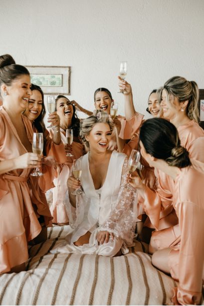 Vriendinnen in pyjama op een vrijgezellenfeest